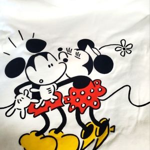 Disney Shirt Minnie Kissing Mickey